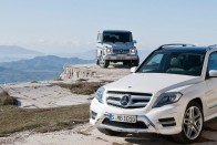 Mercedes G a GLK hátterében a lapos sziklán