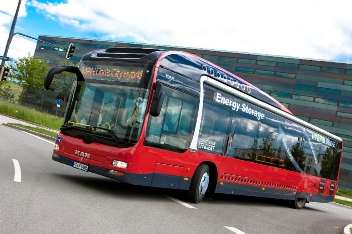 Piros pont a Neoplannak 9 | Vezess A tető dizájnelemei mögött kapott helyet a hibridhajtás jelentős része.