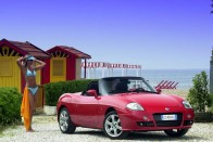 Az érzelmi ráhatás legnagyobb játékosa a Fiat Barchetta, retinaizgató idomainak nehéz ellenállni