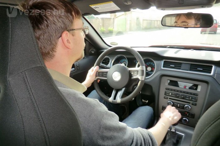 Küzdelmes vele gyorsan menni. A Boss 302 vastagon amerikai, de nem primitív, élményben verhetetlen