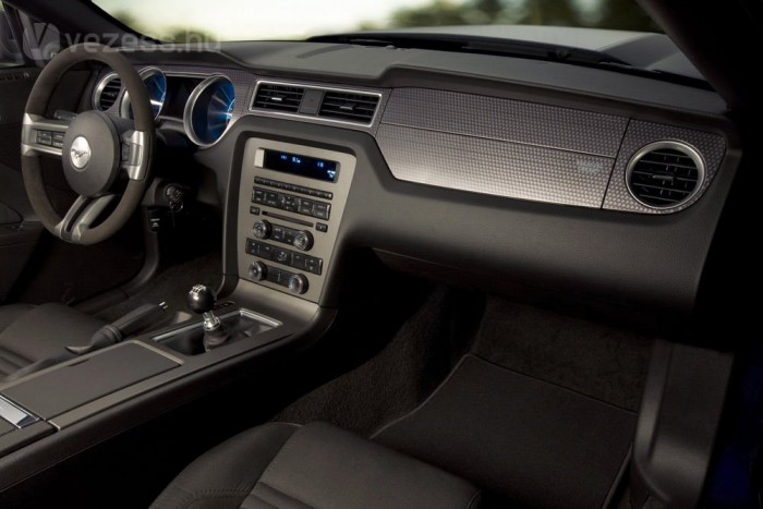 Elég olcsó, de nem vészesen ócska a Mustang belseje