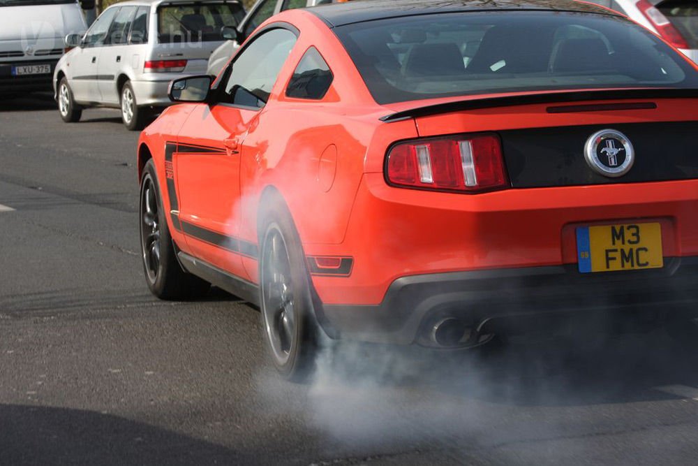 Bárhol, bármikor füstöl a kerék, és közben nem fogy több kuplung, mint egy plázában parkoló nő alatt