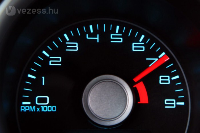 7500-at forog, ami japán sportmodellektől sem rossz