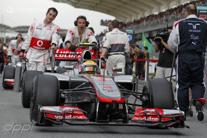 F1: Hamilton türelmet tanult