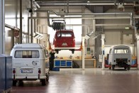7000 négyzetméteres területen dolgozik a Volkswagen Haszonjárművek Oldtimer részlege.