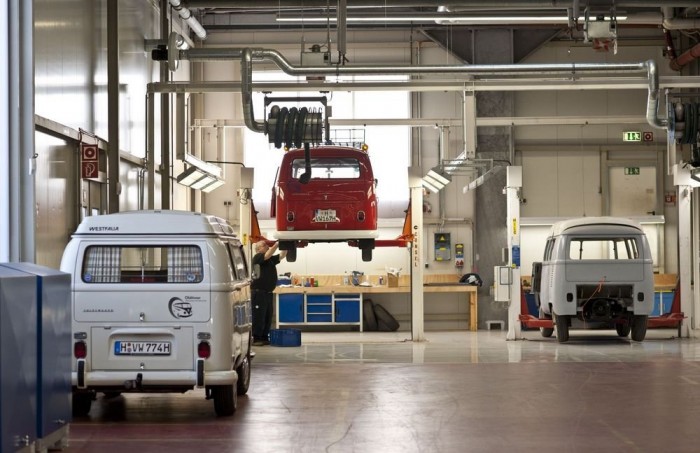 7000 négyzetméteres területen dolgozik a Volkswagen Haszonjárművek Oldtimer részlege.