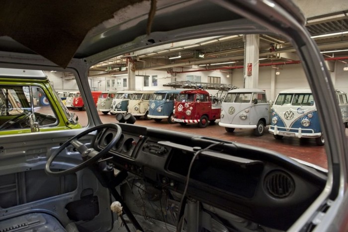 Jó buli egy oldtimer Bulli 11 Referenciának bőven elegendő az a száz darab, különböző funkciójú, gyári állapotúra felújított, saját tulajdonú jármű, melyek közül jónéhány helyben is megtekinthető.