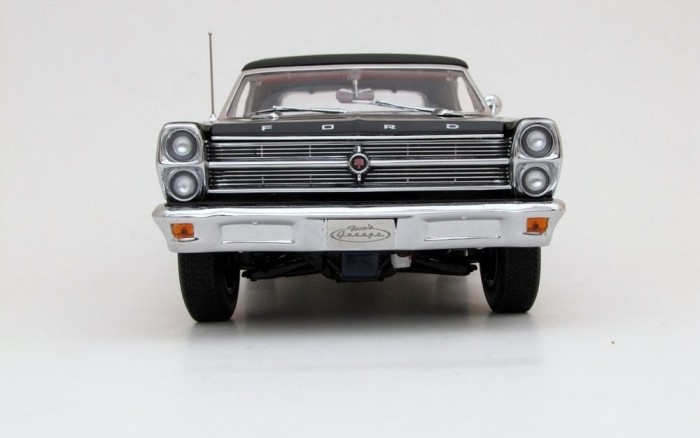 Tiszteletet parancsoló króm maszk