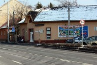 50-es tábla a Váci úton: felesleges (a kereszteződés miatt is lassítani kéne), de marad