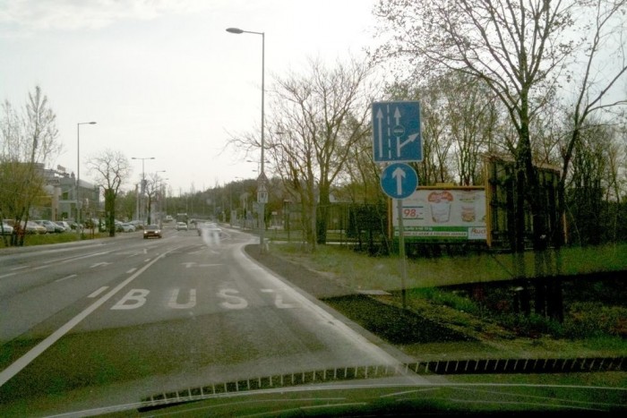 Folyik a közúti közlekedés ésszerűsítése 9 | Vezess Sáv nyílik jobbra, köt.hal-ir. egyenesen. Fura