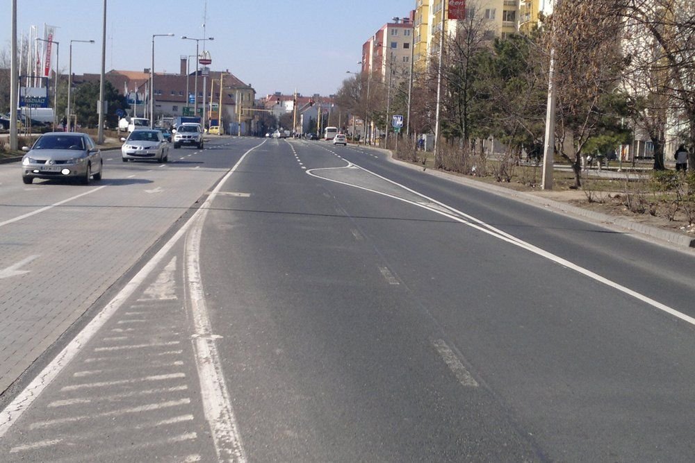 Az értelmetlen csíkos zóna Fehérváron. Állítólag napokon belül lezárul a közbeszerzés a kiradírozásról, és eltüntetik