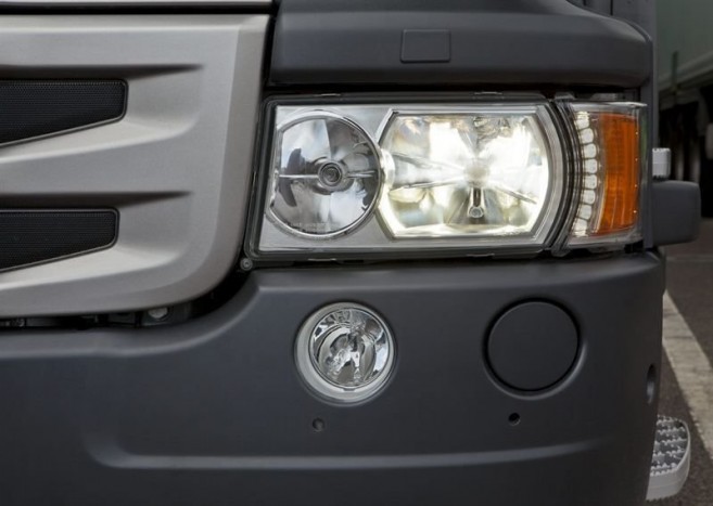 A kétlencsés xenon-H7 fényszóró ködlámpával és irányjelzőbe integrált LED-es, nappali menetfénnyel. Marad hely a kiegészítő távolsági fénynek.