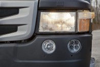 A hagyományos H4-es fényszóró ködlámpával és LED-es, nappali menetfénnyel.