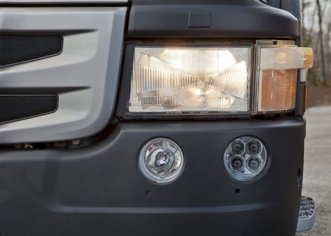 A hagyományos H4-es fényszóró ködlámpával és LED-es, nappali menetfénnyel.