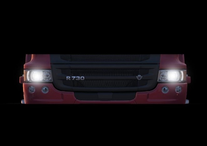 A H7-es Scania éjszaka, szemből.