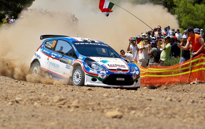 Álmot teljesítene a raliversenyző