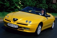 Alfa Romeo GTV Spider. A legjobb legrosszabb autó egymillió alatt. Olvassuk el bármelyik tesztet, a hét nap után minden újságíró leolvadt szívvel adta vissza a kulcsokat.