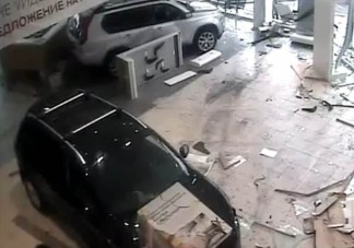 Őrült autós rombolt az autószalonban