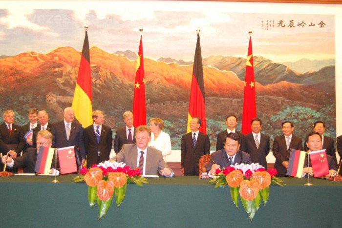 Kínában diktatúra van, elég egy tollvonás a hatalom részéről és vége a mesés fejlődésnek