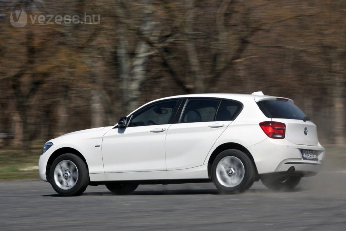 Megvadult a csajok BMW-je 4 Kikapcsolt ESP-vel megriszálja a fenekét. Rossz rágondolni, hogy a következő 1-es BMW az első kerekeit hajtja, mert úgy olcsóbb gyártani