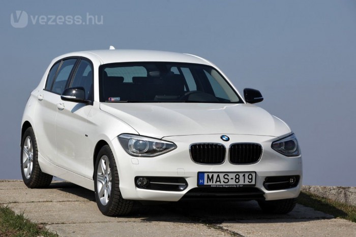 Megvadult a csajok BMW-je 29 16i felirattal a hátulján már az E30-as BMW sem volt túl fickós, később vészesen ellustultak az ezerhatos BMW-k. Eddig a 116i volt a női BMW, mutatós autó azoknak, akik nem sietnek. De a turbó csodát tett a motorral