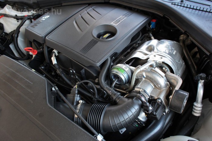 Amióta turbója van, a 116i-t is élmény vezetni. 1350 és 4300 között állandó a 220 Nm nyomaték