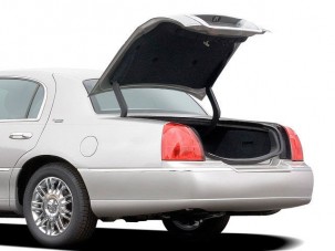 A csomagtartóban feledte unokáját