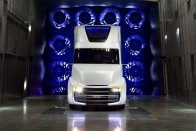 Az nemes egyszerűséggel csak "Revolution Innovation Truck"-nak nevezett koncepciókamion az aerodinamikus formatervezésre és a fogyasztáscsökkentésre koncentrál