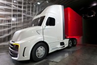 A Freigthliner Revolution Innovation Truck az aerodinamikai vizsgálatok közben