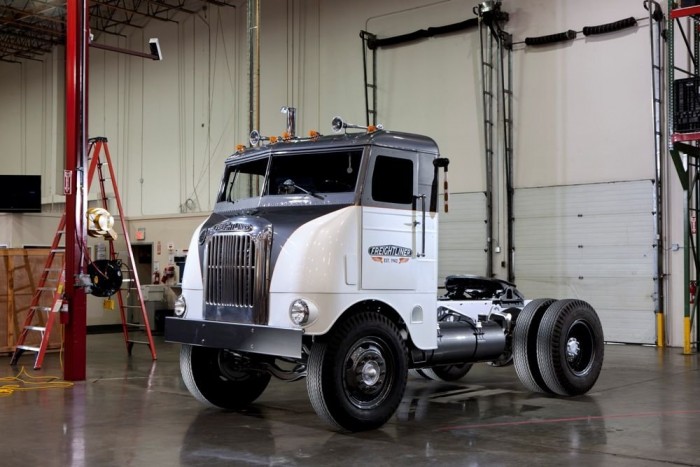 70 éves a Freightliner, a Daimler csőröse 2 Az első Freightliner, az 1942-ben bemutatott, egyszerűen csak lapátorrúnak hívott Modell 600. Ez volt az első, teljesen alumíniumfülkés haszonjármű Amerikában.