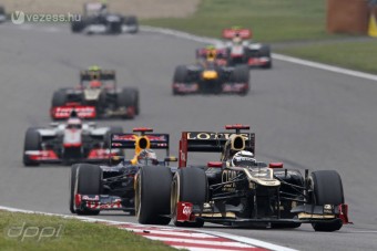 F1: Räikkönent kiütötték a gumik