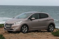 A Peugeot 208 csinos, tágas, kis benzinmotorjával gazdaságos és agilis. Ugyancsak alkalmasnak tűnik a konkurencia megszorongatására Európában