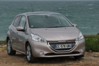 Bár a Yaris és a Polo is felsejlik benne, a 208 önálló egyéniség és igazi Peugeot