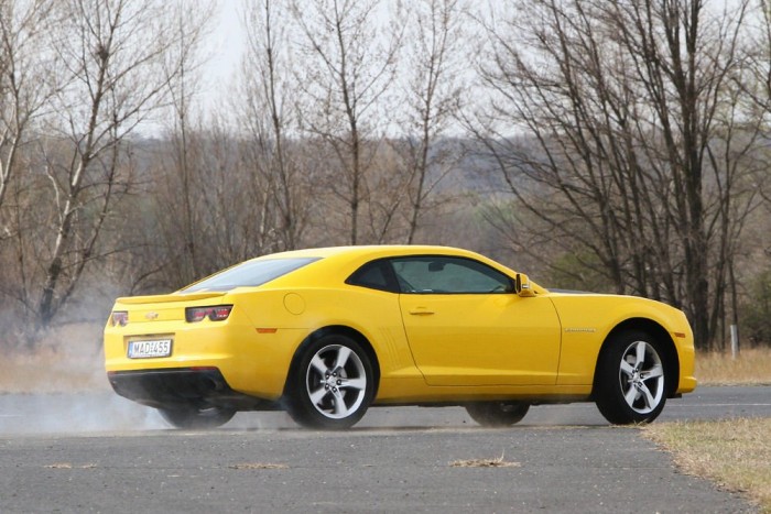 Chevrolet Camaro: domesztikált fenevad 13 Impresszív számok: 432 lóerő/5900, 569 Nm/4600. 5,2s százig, 250-ben limitált végsebesség, 1769 kilós önsúly és kézi váltóval 14,1 literes gyári átlagfogyasztás