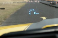 Fordulatszámmérőt is kirajzol a head-up display