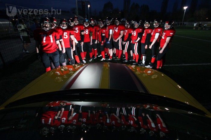 Chevrolet Camaro: domesztikált fenevad 6 Hogy kik az amazonok a képen, akik felveszik a harcot a sárga gépszörnnyel? A kérdés jogos: ők a Budapest Wolves Ladies, Magyarország első és mindezidáig egyetlen női amerikaifoci-csapata. Honi ellenfél híján hatodik éve az osztrák liga kemény résztvevői, akik ebben az évben két bajnokságban is újra összemérik erejüket régi és új ellenfeleikkel. Hogy hol készülnek fel ezekre a csatákra? Edzéseik a Budapest XIII. kerületi Láng Vasas Sporttelepen zajlanak. Bővebb információ: www.wolves.hu vagy www.facebook.com/budapestwolves