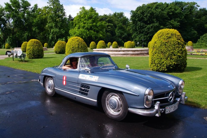 Oldtimer Mercik tartanak a kecskeméti gyárba