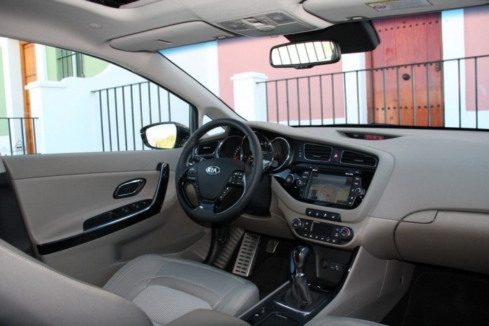 Új Cee’d: Gyere Kia hóra! 9 | Vezess Modern formavilágú és jó minőségű a műszerfal, puhák a műanyagok