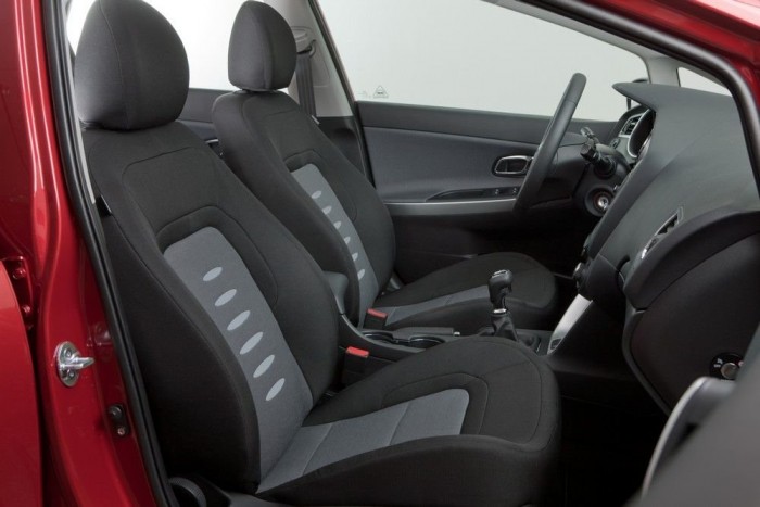 Új Cee’d: Gyere Kia hóra! 7 | Vezess Kényelmesek az ülések. Az alapmodellek mechanikus kéziféket kapnak