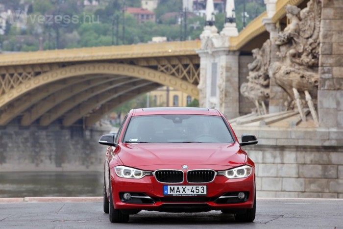 Essünk túl a nehezén: kézi váltóval is 10,5 millió Ft a 328i listaára, de a nyolcfokozatú sport-automata váltó erre rátesz 800 700 forintot