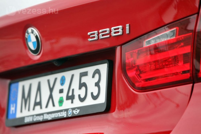 Hathengeres szívómotorként jelent meg a 328i három generációval ezelőtt, az E36-os 3-asban. Négyhengeres turbó lett belőle az F30-ban