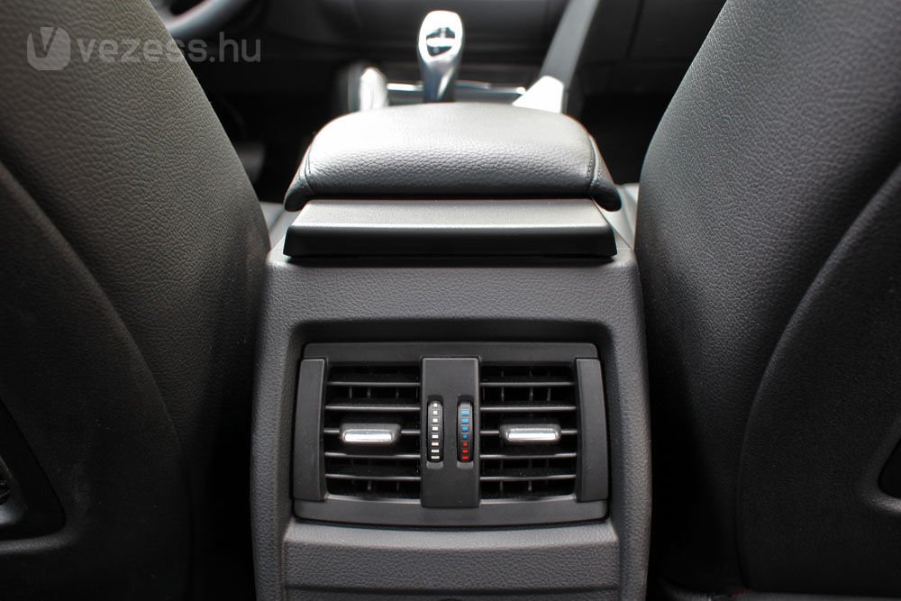 Egy középkategóriás autóban elvárható a külön hátsó légrostély a könyöklő alatt vagy az ajtóoszlopban