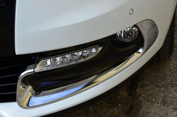 A Scénic sem úszta meg a krómosítást, és végre megkapta a kötelező nappali menetfényt adó LED sort