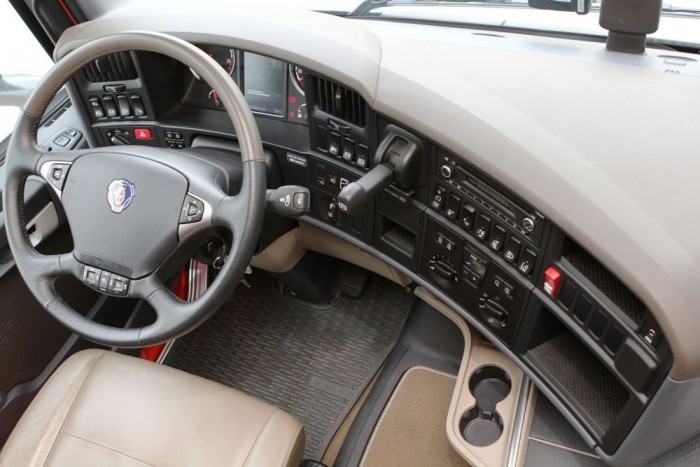 Környezetbarát visszafogottság 5 A Scania Interactor végleg eltűnt. Helyette navigáció és színes, multifunkciós műszerfal rendelhető.