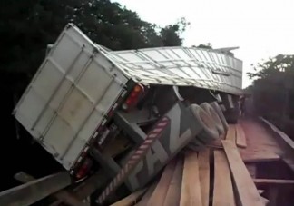 Kamion alatt szakadt le a híd