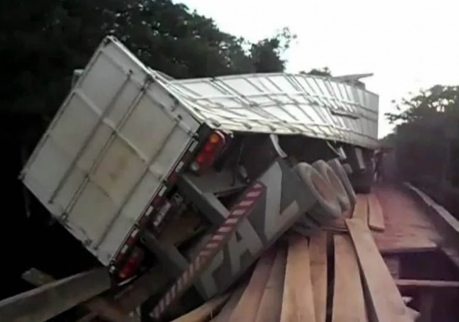 Kamion alatt szakadt le a híd