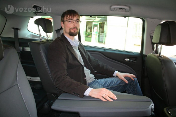 Van levegőkilépő, a lábtér katedrálisnyi, a fejtér bőven elég, értékelhető minőségben szól zene, de mindezt megkoronázza a panorámaszélvédőn és az üvegtetőn beáradó tavasz