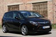 Az Opelnek a Sintra csúfos töréstesztje és gyors bukása óta nincs nagy egyterűje. Méretével, kényelmével és feláras extráival a Zafira Tourernek a kompakt egyterűeknél nagyobb családi autók ellenében is lehet esélye