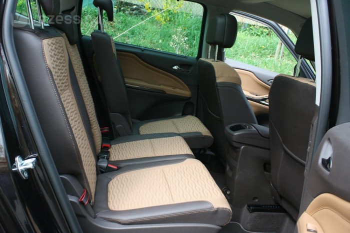 Önállóan állíthatók a középső sor ülései, ebben ideje volt behozni a konkurenciát