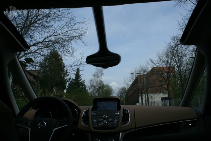 A kilátást megsemmisítő, gerendaszerű tetőoszlopok helyett kaptunk 2-2 vékonyat, ahogy a C4 Picassókban vagy az Espace-ban a franciák megmutatták